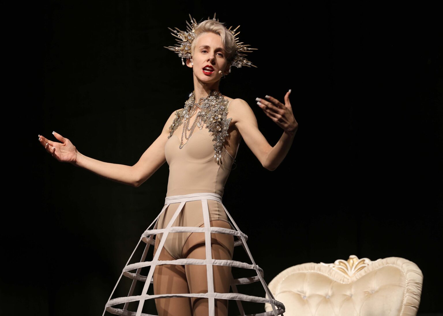 Lisa Eckhart dünn — Wie die Kabarettistin mit ihrer Erscheinung spielt lisa eckhart dünn